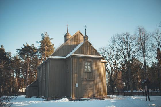Hölzerne Kirche Paluse mit einem Glockenturm 41