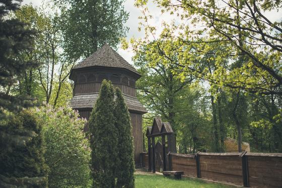 Hölzerne Kirche Paluse mit einem Glockenturm 11